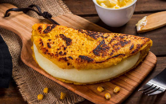 Tortilla boyacense de choclo con queso campesino