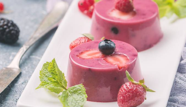 Postre de mora boyacense con crema agria y panela.