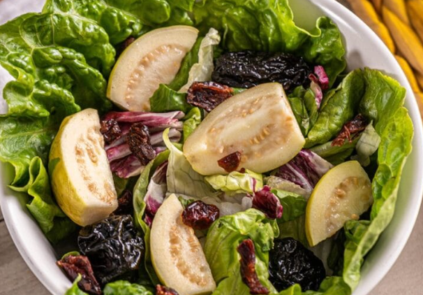 Ensalada de Guayaba con Queso Costeño