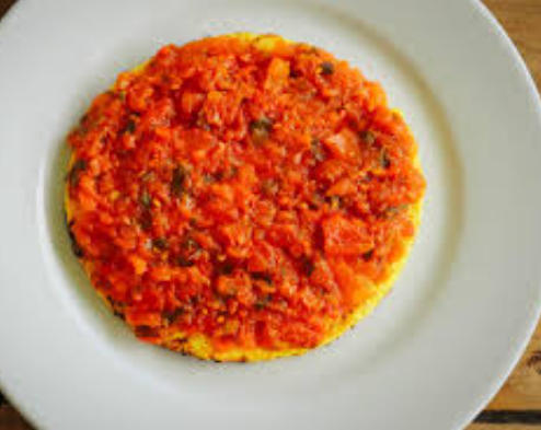 Arepa de maíz típico paisa rellena de chicharrón con hogao