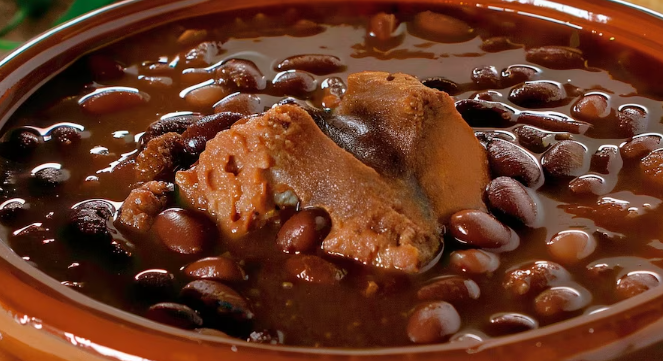 Guiso de Fríjoles con Chicharrón Tolimense